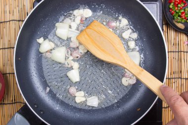 Sarımsak ve soğan kaydırmak için koyarak Şef