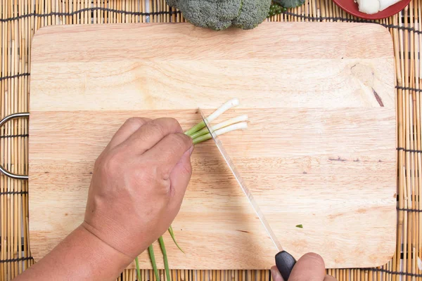 Chef cortando cebolas verdes monte — Fotografia de Stock
