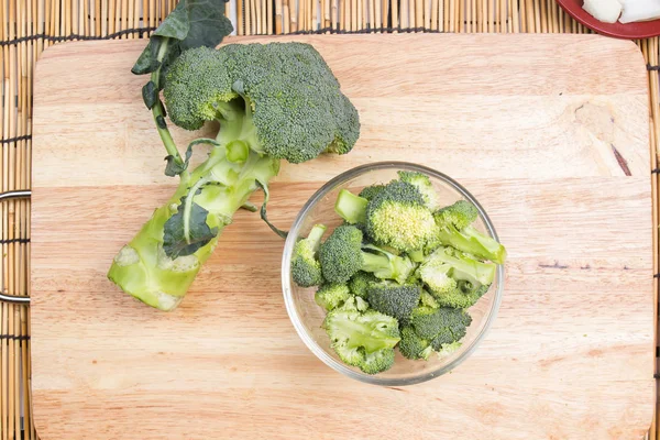 Šéfkuchař připravuje brokolice před vaření — Stock fotografie