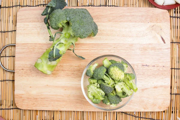 Chef preparati broccoli prima della cottura — Foto Stock