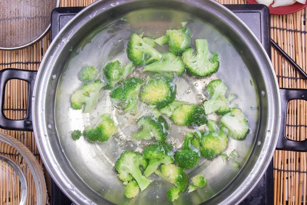 Brokoli mendidih dalam panci — Stok Foto