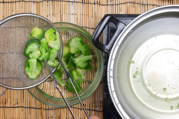 Chef merebus Brokoli dalam panci — Stok Foto