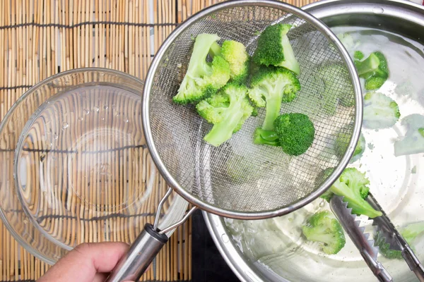 Chef merebus Brokoli dalam panci — Stok Foto