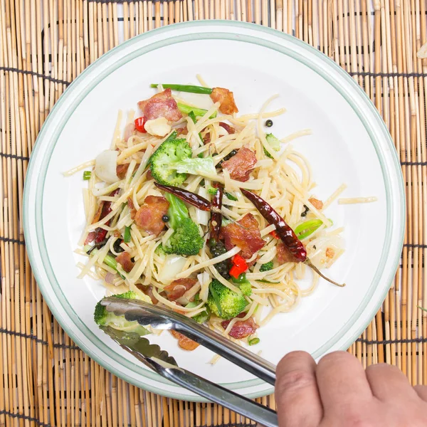 Chef decorated spicy spaghetti — Stock Photo, Image