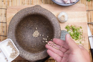 Pişirmeden önce harç için biber koyarak Şef