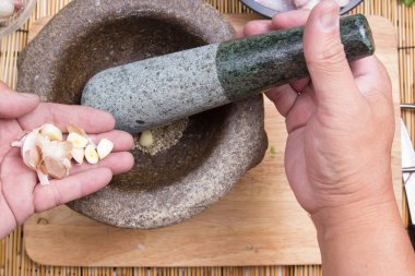 Sarımsak için harç koyarak Şef