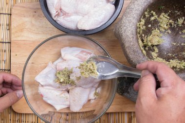 Yemek pişirmek için tavuk kanadı için baharat koyarak Şef