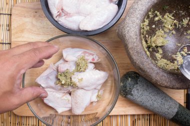 Şef yemek pişirmek için tavuk kanadı için baharat karıştırma