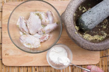 Yemek pişirmek için tavuk kanadı için un koyarak Şef