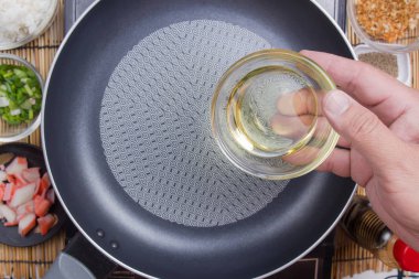 Tencereye yağ koyarak Şef