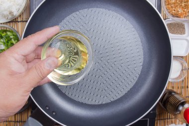 Tencereye yağ koyarak Şef