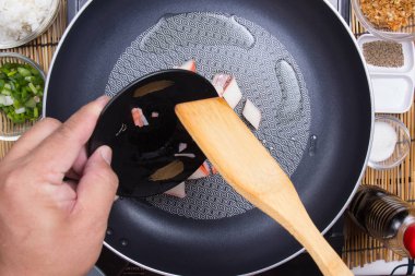 Yengeç taklidi dilim kaydırmak için koyarak Şef