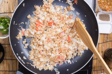 Aşçı pirinç tavada pişirme