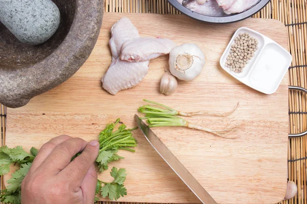 Chef taglio coriandolo con coltello — Foto Stock