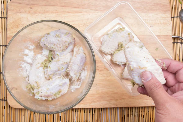 Sezon tavuk koyarak Şef kutusuna kanatlar 