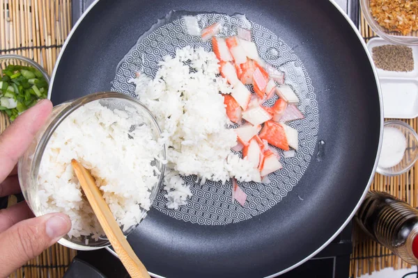 Chef mettere il riso di cottura in padella — Foto Stock