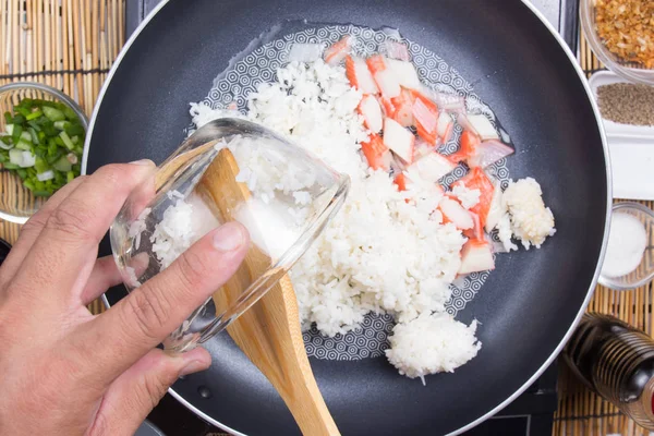 Chef mettere il riso di cottura in padella — Foto Stock