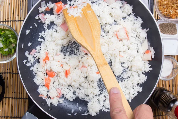 Cuoco che cucina riso in padella — Foto Stock