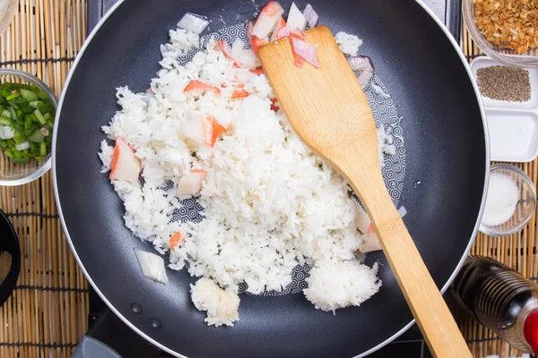 Шеф-повар готовит рис на сковороде — стоковое фото