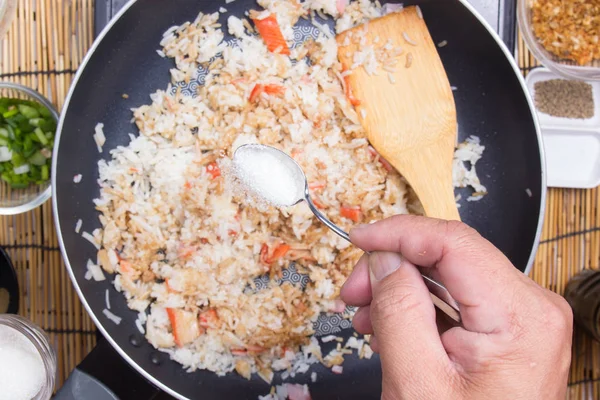 Шеф-повар кладет сахар для приготовления риса — стоковое фото