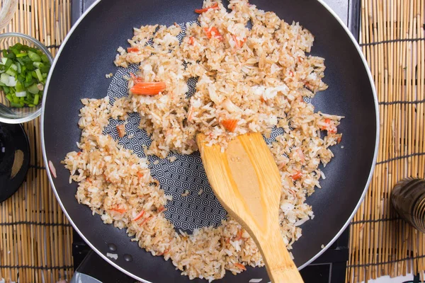 Kuchař vaření rýže v pánvi — Stock fotografie