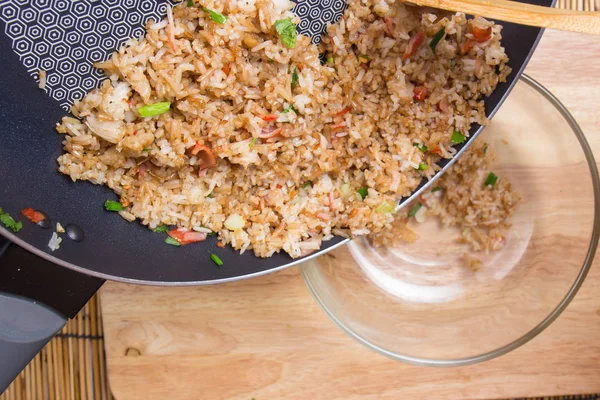 Chef colocando arroz frito para xícara — Fotografia de Stock