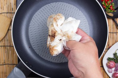 pişirmeden önce pan silerek Şef