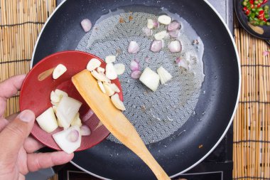 Sarımsak ve soğan kaydırmak için koyarak Şef