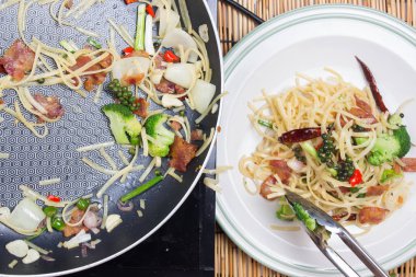 Acılı spagetti plakasına koyarak Şef 