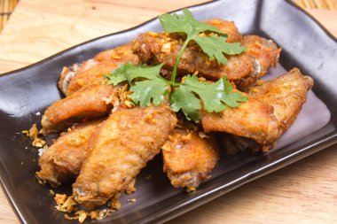 kızarmış tavuk kanadı plaka üzerinde