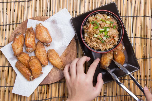 Chef-kok ingericht gebakken kippenvleugels geserveerd met bak rijst — Stockfoto