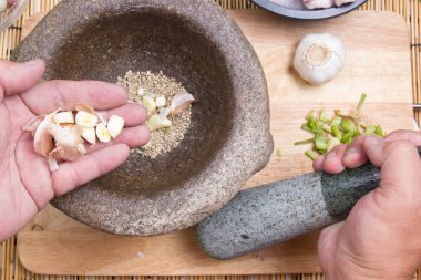 Sarımsak için harç koyarak Şef