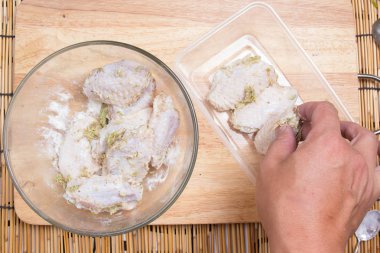 Sezon tavuk koyarak Şef kutusuna kanatlar 