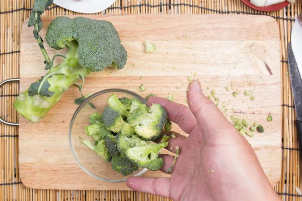 Chef menyiapkan brokoli sebelum memasak. — Stok Foto