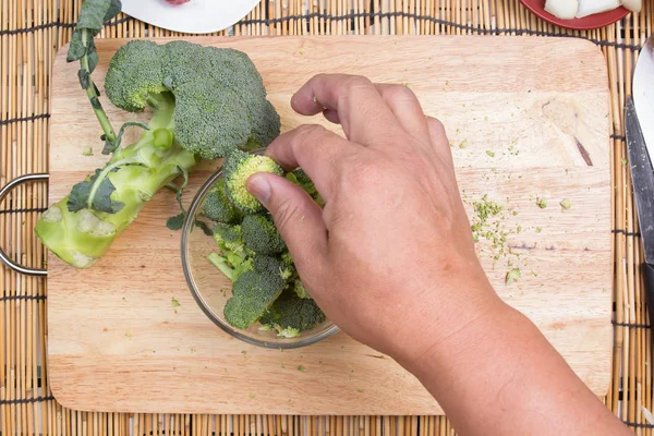Chef menyiapkan brokoli sebelum memasak. — Stok Foto