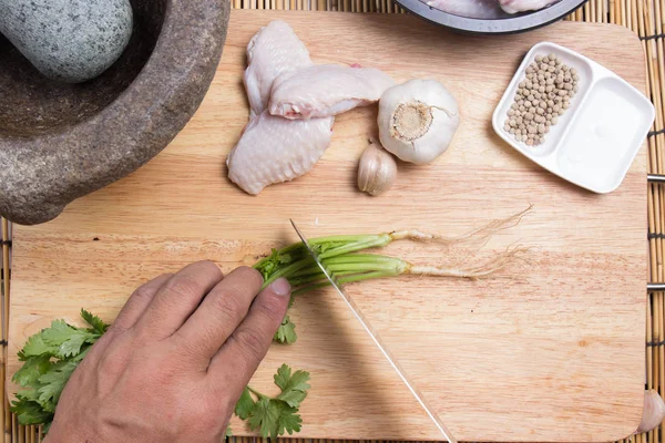 Chef taglio coriandolo con coltello — Foto Stock