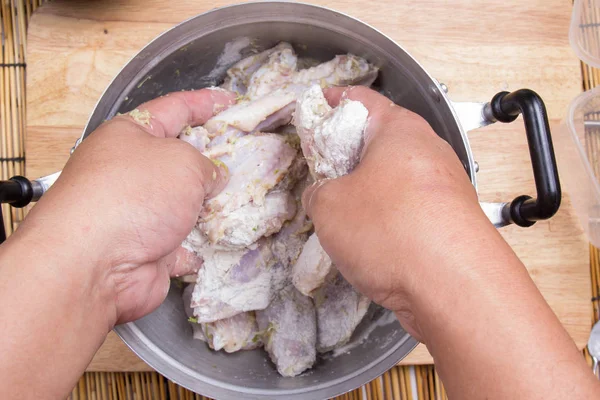 Chef-kok mengen van meel voor kippenvleugeltjes voor het koken — Stockfoto