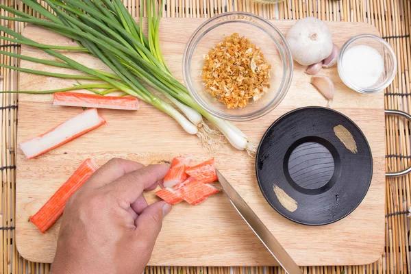 Chef-kok snijden krab imitatie — Stockfoto