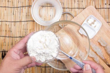 Şef preapred un yağda kızartılmış karides pişirme önce