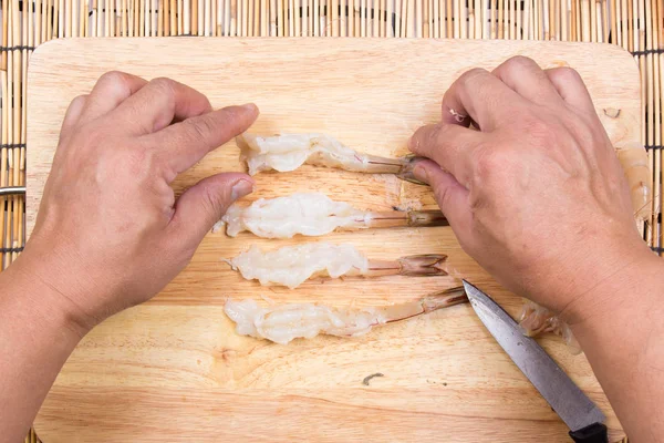 Chef preparado camarones crudos antes de cocinar — Foto de Stock