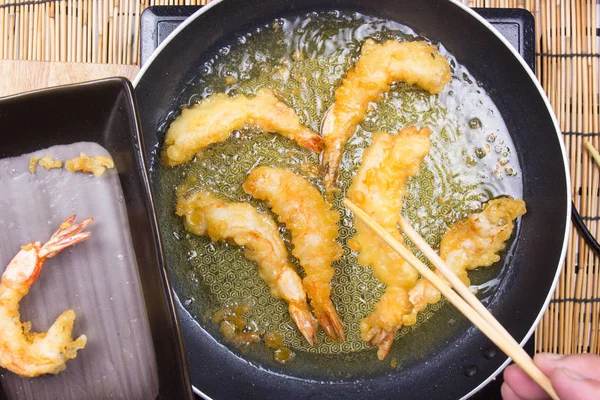 Chef colocando camarão fritar Tempura para o prato — Fotografia de Stock