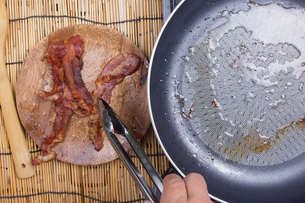 Chef-kok krokant spek om de plaat — Stockfoto