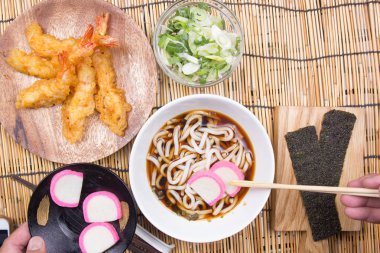 Şef dekore edilmiş tempura udon wth kurutulmuş yosun