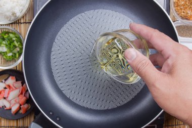 Tencereye yağ koyarak Şef