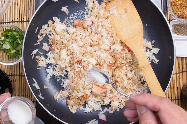 शेफ चावल पकाने के लिए चीनी डाल रहा है — स्टॉक फ़ोटो, इमेज