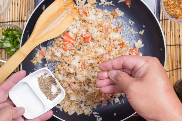 Шеф-повар кладет перец для приготовления жареного риса — стоковое фото