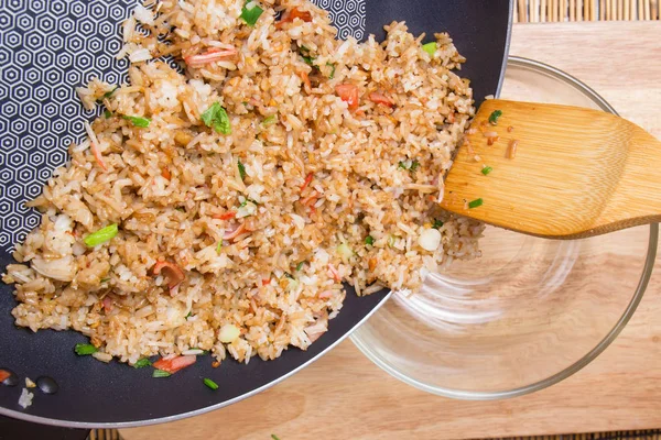 Chef-kok gebakken rijst om cup — Stockfoto