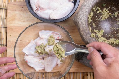 Yemek pişirmek için tavuk kanadı için baharat koyarak Şef