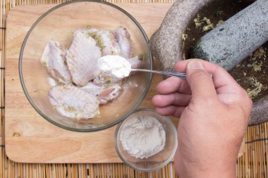 Yemek pişirmek için tavuk kanadı için un koyarak Şef