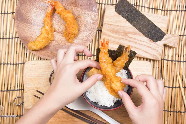Šéfkuchař, zdobené tempura na rýži — Stock fotografie